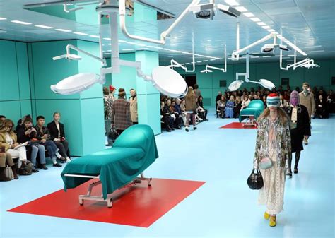 video sfilata gucci in camrra operatoria